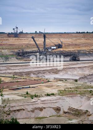 Riesiger Eimerrad-Bagger im Einsatz im Tagebau Hambach: Europas größter Tagebau, Deutschland Stockfoto