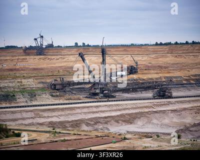 Riesiger Eimerrad-Bagger im Einsatz im Tagebau Hambach: Europas größter Tagebau, Deutschland Stockfoto