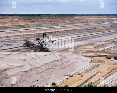 Riesiger Eimerrad-Bagger im Einsatz im Tagebau Hambach: Europas größter Tagebau, Deutschland Stockfoto