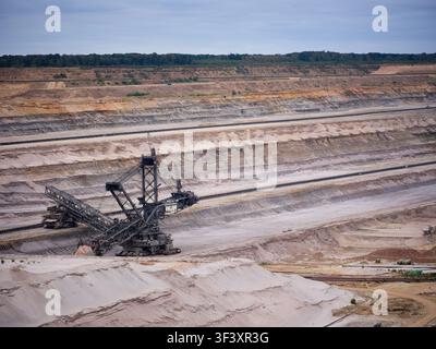 Riesiger Eimerrad-Bagger im Einsatz im Tagebau Hambach: Europas größter Tagebau, Deutschland Stockfoto