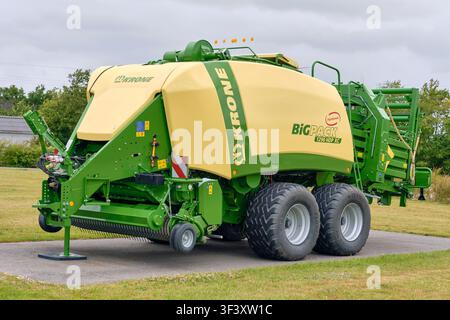 Landwirtschaftliche Mechanisierung und moderne Landwirtschaftsausrüstung Krone Big Pack Ballenpresse für effiziente Ernte in Brons Dänemark. Stockfoto