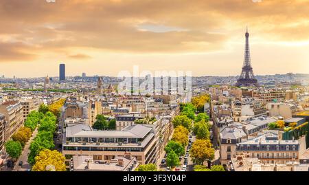 Atemberaubender Panoramablick auf die Pariser Stadtlandschaft bei Sonnenuntergang mit dem ikonischen Eiffelturm, historischen Gebäuden und einem wunderschönen Dämmerungshimmel, aufgenommen von Stockfoto