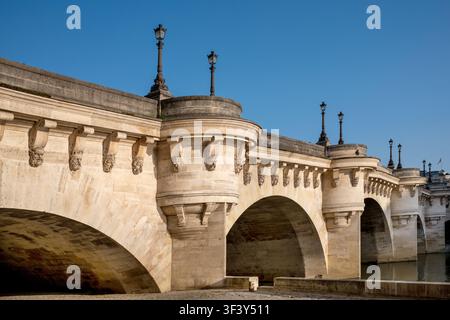 Pont Neuf über die Seine in Paris, Frankreich Stockfoto