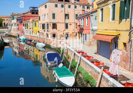 Farbenfrohe Häuser an einem Kanal eines Wohngebiets von Venedig, Italien Stockfoto
