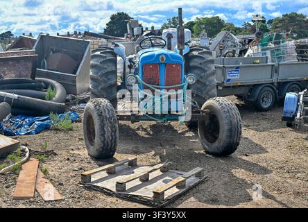 Vintage-Traktor, der noch von Muschel-fischern in Brancaster Staithe, Norfolk, UK, genutzt wird Stockfoto