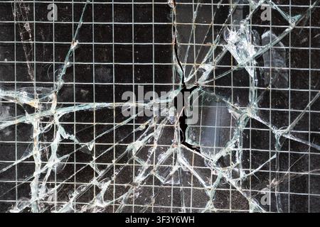 Zersplittertes Sicherheitsglasfenster, UK Stockfoto