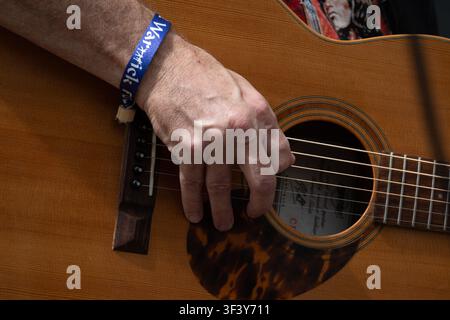 Ein Mann, eine akustische Gitarre zu spielen. Stockfoto