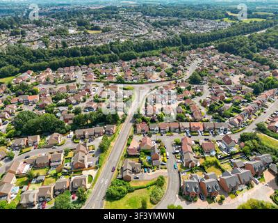 Morganstown, Cardiff, Wales, UK - 21. Juli 2026: Luftaufnahme von Wohngebieten und Vorstadtbebauung am Stadtrand von Cardiff in Südwales Stockfoto
