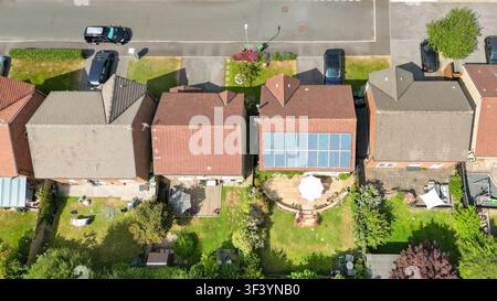Cardiff, Wales, UK - 21. Juli 2026: Haus mit Solarpanelen auf dem Dach in einer Reihe von Einzelhäusern in einer modernen Wohnsiedlung in der Nähe von Cardiff Stockfoto