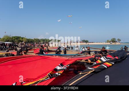 Ein traditioneller balinesischer Janggan-Drachen mit langem Schwanz, der sich am 18. Juli 2026 am Strand von Mertasari in Denpasar, Bali, Indonesien, zur Landung bereitmacht Stockfoto