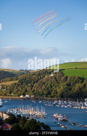 England, Devon, Dartmouth, Luftwaffen-Akrobatikvorführung der Red Arrows bei der Dartmouth-Regatta Stockfoto