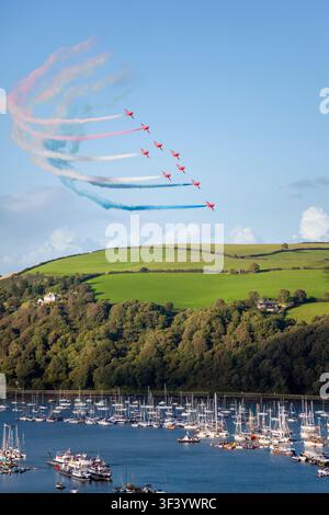 England, Devon, Dartmouth, Luftwaffen-Akrobatikvorführung der Red Arrows bei der Dartmouth-Regatta Stockfoto