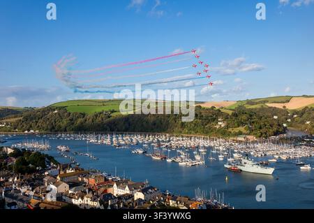 England, Devon, Dartmouth, Luftwaffen-Akrobatikvorführung der Red Arrows bei der Dartmouth-Regatta Stockfoto