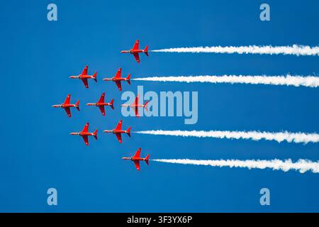 England, Devon, Dartmouth, Royal Air Force Red Arrows in der „Apollo Formation“ bei der Dartmouth Regatta Stockfoto