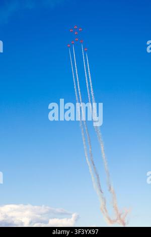 England, Devon, Dartmouth, Royal Air Force Red Arrows in der „Viggen Formation“ bei der Dartmouth Regatta Stockfoto