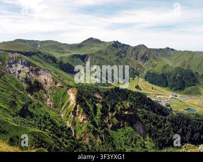 Panoramische Luftaufnahme des Puy de Sancy-Gebirges und des Tals, Frankreich. Stockfoto