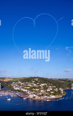 England, Devon, Kingswear, Royal Air Force Red Arrows Aerobatics-Show bei der Dartmouth-Regatta Stockfoto