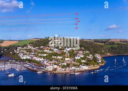 England, Devon, Kingswear, Royal Air Force Red Arrows in der ‚Python Formation‘ beim Dartmouth Regatta Stockfoto