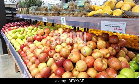 Toronto, ON, Kanada – 23. Juli 2026: Verschiedene frische Früchte wie Äpfel, Mangos und Kiwis werden in den Regalen eines Lebensmittelladens ausgelegt. Stockfoto