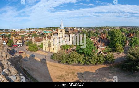 Hochwinkel-Panoramaansicht der mittelalterlichen Rochester Cathedral, der umliegenden historischen Gebäude und üppiger grüner Bäume unter einem strahlend blauen Himmel in Kent, UK Stockfoto