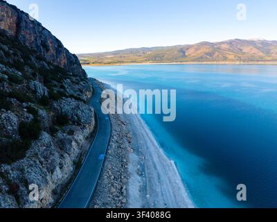 Genießen Sie den atemberaubenden Anblick des Salda-Sees in Burdur, Türkei. Die lebendigen türkisfarbenen Gewässer und die malerischen Klippen schaffen eine friedliche Oase, perfekt für Entspannung Stockfoto