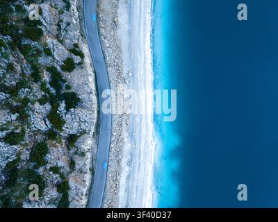 Erleben Sie die atemberaubende Schönheit des Salda-Sees in Burdur, Türkei, mit seinen faszinierenden türkisfarbenen Gewässern und der umgebenden felsigen Landschaft. Ideal für Reise Stockfoto