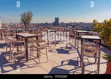 Geräumige Dachterrasse mit leeren Sitzgelegenheiten und einem weiten Panoramablick auf die Stadtlandschaft von Madrid Stockfoto