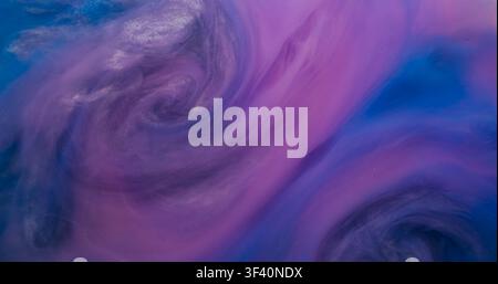 Magischer Dunst. Nebel breitete sich aus. Lila-blaue Wellenmischung Farbfarbe-Textur. Fantasie-Windstrom-Verwischung abstrakte Verschüttung-Färbung-Flüssig-Hintergrund. Stockfoto