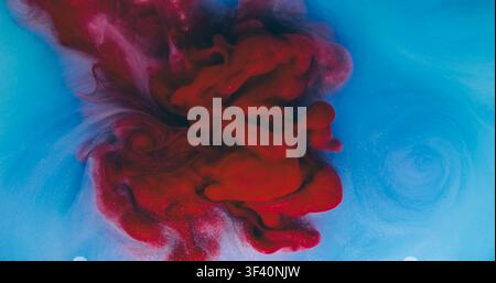 Dampf-Mix. Aquarell-Explosion. Roter Nebel-Sprühsturm-Wellen-Tinte-Burst-Strom auf blauem abstraktem Hintergrund. Glitzer-Puff-Blur-Kunsttextur. Stockfoto