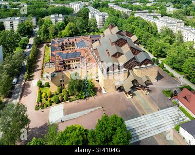 Luftbild der Kirche unserer Lieben Frau von Tschenstochau in Nowa Huta, Krakau, Polen. Charakteristische geometrische Kirchenarchitektur, Klostergebäude und Stockfoto