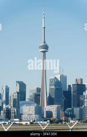 Toronto, Kanada - 4. Juni 2026: CN-Turm und Innenstadt-Horizont mit Flugzeugen am Billy-Bishop-Flughafen Stockfoto
