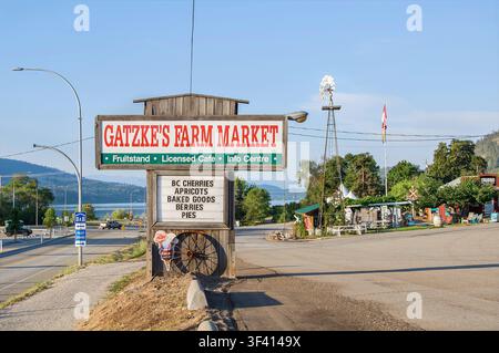 LAKE COUNTRY, BRITISCH-KOLUMBIEN, KANADA - 07. JULI 2026: Gatzke's Farm Market. Holzschild am Straßenrand, das lokale BC-Kirschen und Backwaren in der Nähe von K bewarb Stockfoto