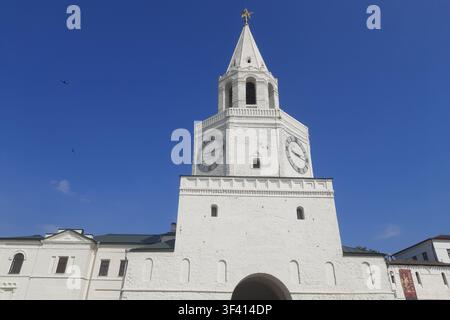 Kasan, Russland – 22. Juli 2026: Nahaufnahme des Spasskaya-Turms und der Uhr Stockfoto