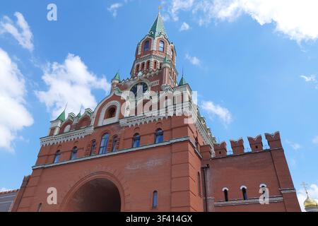Yoshkar-Ola, Russland – 23. Juli 2026: Blick von unten auf den Verkündigungsturm Stockfoto
