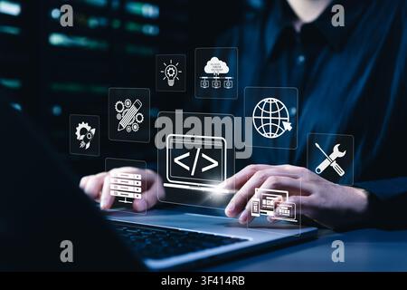 Web-Entwicklung und Web-Design-Konzept. Programmierer verwendet einen Laptop und eine Codierungsschnittstelle, zeigt responsives Layout, Website-Erstellung, Cloud-Hosting, Stockfoto