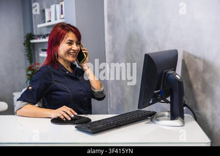Hispanische Frau arbeitet an der Rezeption eines Schönheitssalons Stockfoto