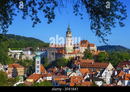 Atemberaubende Panoramablicke über die mittelalterliche Märchenstadt Cesky Krumlov, Tschechien (ein UNESCO-Weltkulturerbe) und die Moldau Stockfoto