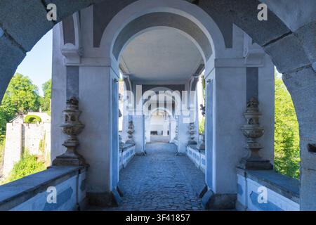 Die barocke Mantelbrugge aus dem 18. Jahrhundert im Schloss Cesky Krumlov (ein UNESCO-Weltkulturerbe) in Cesky Krumlov, Tschechien Stockfoto