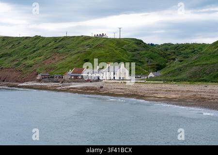 Eine Ansicht vom Saltburn Pier über das Meer in Richtung des historischen Ship Inn fängt den Küstencharme und die zeitlose Atmosphäre der Nordostküste ein. Stockfoto