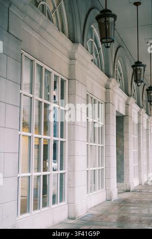 Elegante gebogene Fenster und Laternen an der Fassade eines Steinbaus Stockfoto