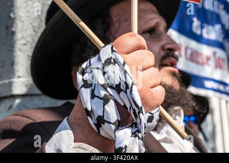 26. Juli 2026, New York, New York, USA: Ein anti-zionistischer Gegenprotestler trägt ein Keffiyeh, während beide Seiten der Amsterdam Ave auf der UWS in Manhattan zwei Seiten eines internationalen geopolitischen Konflikts vertreten. Eine Seite besteht aus pro-israelischen Zionisten, die Mamdani anrufen und ihn für eine Messerstecherei verantwortlich machen, bei der vor Tagen ein asiatischer und ein jüdischer Mann erstochen wurden, und die dies als antisemitischen Angriff bezeichnen, während Mitglieder der jüdisch-orthodoxen Organisation Neturei Karta International, die anti-zionistisch sind, das Ende des jüdischen Staates fordern. Beide Seiten schrien fast zwei Stunden lang über die Straße hinweg, ohne dass eine Lösung in Sicht war. (Cre Stockfoto
