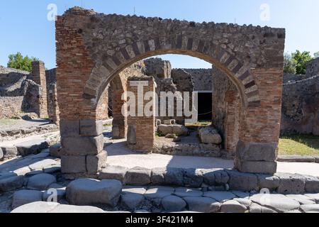 Alter Steinbogen zwischen den archäologischen Ruinen der historischen Stadt Pompeji in Italien. Stockfoto