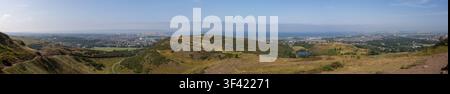 Edinburgh, Schottland - 26. Juli 2026: Panoramablick auf Edinburgh vom Arthur's Seat Stockfoto