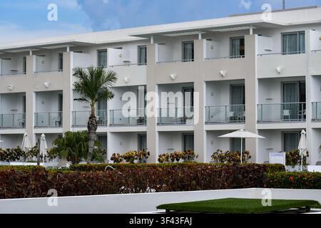Moderne Zimmerblöcke und Palmen im The Level-Bereich des Melia Trinidad Peninsula Hotel in Trinidad, Kuba - Juli 2026 Stockfoto
