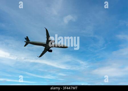 Passagierflugzeug fliegt über die Stadt Chicago vor einem blauen Himmel. Stockfoto