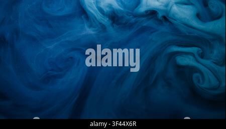 Dampf-Mischung. Aquarell-Explosion. Blauer Nebelspray, Sturmwelle, Tintenausbruch, Strom auf Sternenstaub-Hintergrund. Puff-Schatten-Art-Textur. Stockfoto