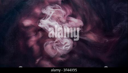 Kunstwolke. Pigmentmischung. Weißer Dunstfarbenschwirl in violetter Flüssigkeit. Unscharfer Glitzerlockstrom Aquarelltextur abstrakter Farbhintergrund. Stockfoto