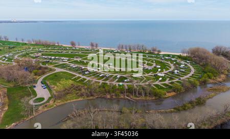 Luftaufnahme zeigt einen Wohnmobil-Campingplatz, der neben einem großen See mit einem nahe fließenden Fluss gelegen ist Stockfoto