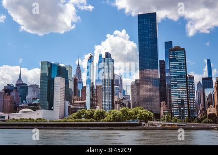 New York City, USA – 1. Juni 2026: Tageslandschaftsaufnahme, die nach Westen über den East River in Richtung des Hauptsitzes der Vereinten Nationen und Midtown East schaut. Stockfoto