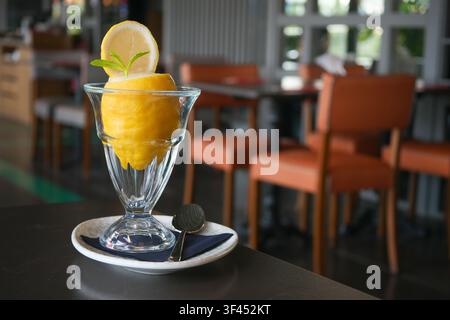 Frisches Zitronensorbet, serviert in einem klaren Glas in einem Restaurant Stockfoto